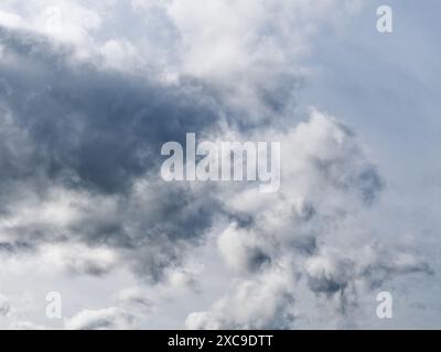 Un cielo pieno di nuvole suggerisce cambiamenti meteorologici, ideale per lo studio meteorologico. Foto Stock