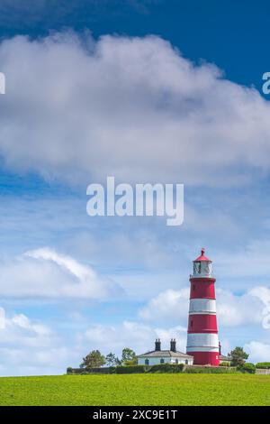Faro rosso e bianco a Happisburgh, North Norfolk, Regno Unito, in un giorno di primavera con orientamento ritratto Foto Stock