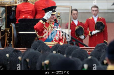 Londra, Regno Unito. 15 giugno 2024. Re Carlo III fa un saluto davanti alle sue forze armate all'annuale "Trooping the Colour" sul Mall di Londra sabato 15 giugno 2024. La cerimonia si svolge ogni anno e risale all'epoca del re Carlo II. Foto di Hugo Philpott/UPI crediti: UPI/Alamy Live News Foto Stock