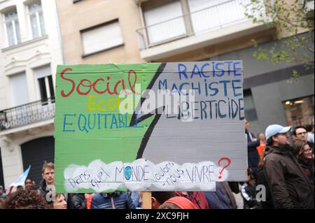 Lille, Francia. 15 giugno 2024. Dimostrazione di strada in reazione alla situazione politica in Francia, e contro il rischio di avere una maggioranza di estrema destra alle prossime elezioni legislative. Lille, Francia, il 15 giugno 2024. Foto di Christophe Forestier/ABACAPRESS. COM credito: Abaca Press/Alamy Live News Foto Stock