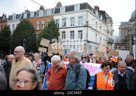 Lille, Francia. 15 giugno 2024. Dimostrazione di strada in reazione alla situazione politica in Francia, e contro il rischio di avere una maggioranza di estrema destra alle prossime elezioni legislative. Lille, Francia, il 15 giugno 2024. Foto di Christophe Forestier/ABACAPRESS. COM credito: Abaca Press/Alamy Live News Foto Stock