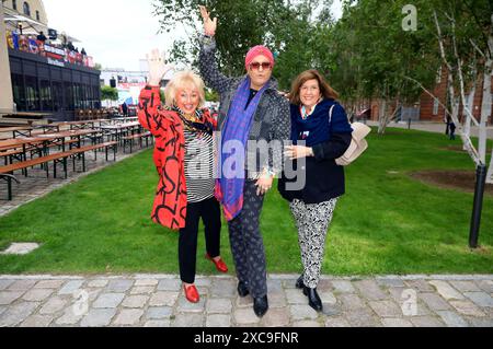 Stefanie Simon, Julian F. M. Stoeckel und Judith Stückler bei der Ankunft zum Bild EM Kick Off Event zum EM-Eröffnungsspiel Deutschland vs. Schottland im BILD-EM-Garten di Telegraphenamt. Berlino, 14.06.2024 *** Stefanie Simon, Julian F M Stoeckel e Judith Stückler arrivano al Bild EM Kick Off Event per la partita di apertura del Campionato europeo Germania contro Scozia nel BILD EM Garden di Telegraphenamt Berlin, 14 06 2024 foto:XM.xWehnertx/xFuturexImagex em kickoff 4610 Foto Stock