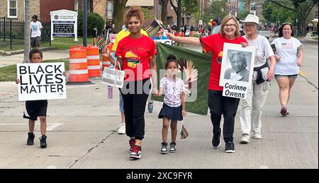 Racine, Wisconsin, Stati Uniti. 15 giugno 2024. Marciapiedi alla parata del primo giorno nel centro di Racine, Wisconsin, sabato 15 giugno 2024. Corinne Owens era un leader per i diritti civili della comunità della metà del XX secolo. Il centro di transito degli autobus della città è così chiamato in suo onore. (Credit Image: © Mark Hertzberg/ZUMA Press Wire) SOLO PER USO EDITORIALE! Non per USO commerciale! Foto Stock