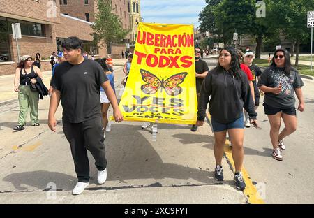 Racine, Wisconsin, Stati Uniti. 15 giugno 2024. Voces de la Frontera, un gruppo ispanico di difesa, ha marciato nella parata del primo giorno nel centro di Racine, Wisconsin, sabato 15 giugno 2024. (Credit Image: © Mark Hertzberg/ZUMA Press Wire) SOLO PER USO EDITORIALE! Non per USO commerciale! Foto Stock