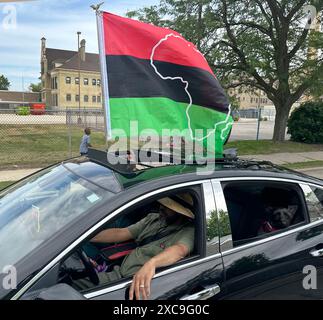 Racine, Wisconsin, Stati Uniti. 15 giugno 2024. Una bandiera panafricana viene sventolata da un'auto nella parata del primo giorno a Racine, Wisconsin, sabato 15 giugno 2024. (Credit Image: © Mark Hertzberg/ZUMA Press Wire) SOLO PER USO EDITORIALE! Non per USO commerciale! Foto Stock