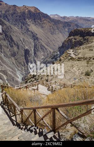 Colca Canyon, Perù - 7 dicembre 2023: Viste panoramiche del Colca Canyon dal punto panoramico Mirador Cruz del Condor Foto Stock