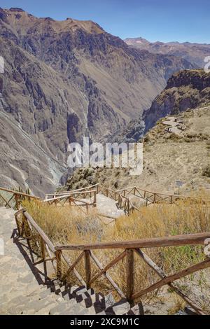 Colca Canyon, Perù - 7 dicembre 2023: Viste panoramiche del Colca Canyon dal punto panoramico Mirador Cruz del Condor Foto Stock