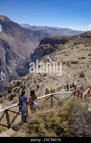 Colca Canyon, Perù - 7 dicembre 2023: Viste panoramiche del Colca Canyon dal punto panoramico Mirador Cruz del Condor Foto Stock