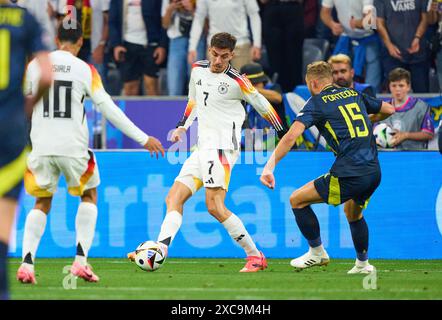 Kai Havertz, DFB 7 gareggiano per il pallone, tackle, duello, colpo di testa, zweikampf, azione, lotta contro Ryan Porteous, SCO 15 nella partita a gironi GERMANIA - SCOZIA 5-1 dei Campionati europei UEFA 2024 il 14 giugno 2024 a Monaco, Germania. Fotografo: ddp Images/STAR-Images credito: ddp media GmbH/Alamy Live News Foto Stock