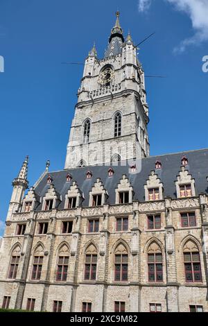 Gand, Belgio; giugno, 06.2024. Belfort o Belfry of Gent, una delle tre torri medievali che dominano il centro storico della città, costruita nel 1380 Foto Stock