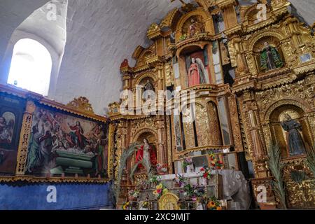 Sibayo, Perù - 5 dicembre 2023: Interni ornati della chiesa coloniale Iglesia de Sibayo, Arequipa Foto Stock