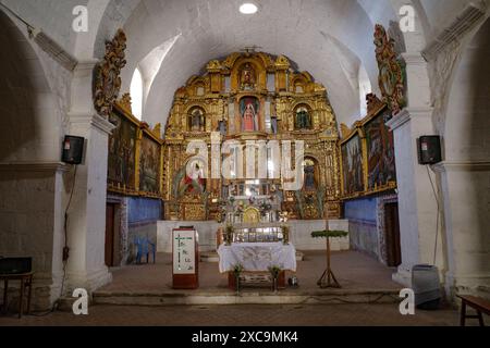 Sibayo, Perù - 5 dicembre 2023: Interni ornati della chiesa coloniale Iglesia de Sibayo, Arequipa Foto Stock