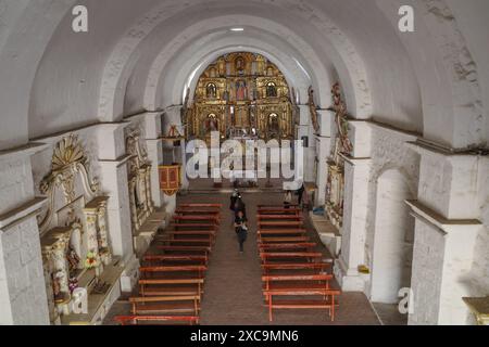 Sibayo, Perù - 5 dicembre 2023: Interni ornati della chiesa coloniale Iglesia de Sibayo, Arequipa Foto Stock