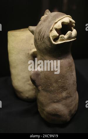 Lima, Perù - 3 dicembre 2023: Antiche ceramiche pre-inca in mostra al Museo amano di Lima Foto Stock