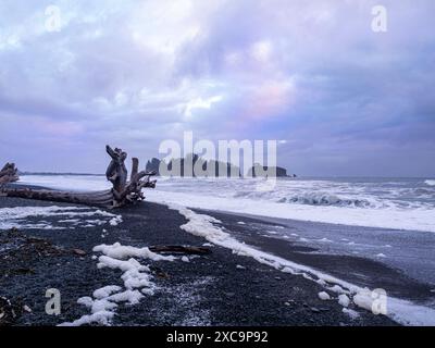 WA25351-00...WASHINGTON - tramonto nuvoloso alla spiaggia di Rialto nell'Olympic Naitonal Park. Foto Stock