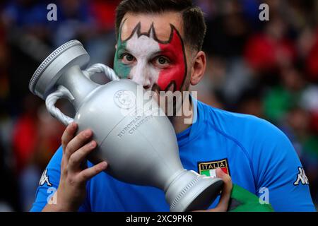 Dortmund, Germania. 15 giugno 2024. Tifoso italiano prima della partita di calcio a gironi di Euro 2024 di fase B tra Italia e Albania allo stadio BVB di Dortmund (Germania), 15 giugno 2024. Crediti: Insidefoto di andrea staccioli/Alamy Live News Foto Stock