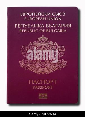 Primo piano su un passaporto della Bulgaria isolato su sfondo bianco. Foto Stock