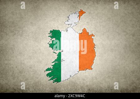 Carta grunge dell'Irlanda con la sua bandiera stampata all'interno del suo confine su una vecchia carta. Foto Stock