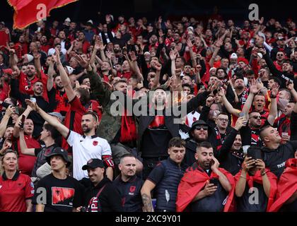 Dortmund, Germania. 15 giugno 2024. Tifosi albanesi durante la partita dei Campionati europei UEFA al Signal Idruna Park di Dortmund. Il credito per immagini dovrebbe essere: David Klein/Sportimage Credit: Sportimage Ltd/Alamy Live News Foto Stock