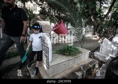 Nablus, Palestina. 15 giugno 2024. Un ragazzo palestinese visto intorno alle tombe della città di Nablus, a nord della Cisgiordania, davanti a Eid al-Adha. Credito: SOPA Images Limited/Alamy Live News Foto Stock