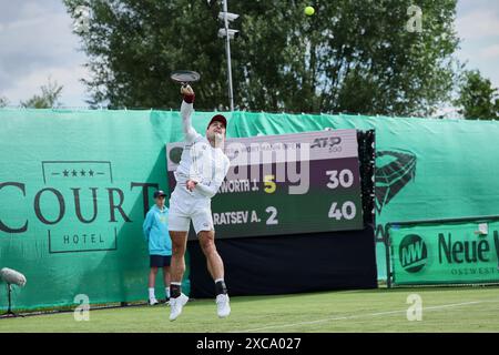 Halle Westf, Westfalen, Deutschland. 15 giugno 2024. Aslan Karatsev serve durante il 31. TERRA WORTMANN OPEN, ATP500 - Mens Tennis (immagine di credito: © Mathias Schulz/ZUMA Press Wire) SOLO PER USO EDITORIALE! Non per USO commerciale! Foto Stock