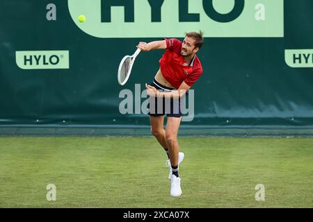 Halle Westf, Westfalen, Deutschland. 15 giugno 2024. Daniil Medvedev serve durante il 31. TERRA WORTMANN OPEN, ATP500 - Mens Tennis (immagine di credito: © Mathias Schulz/ZUMA Press Wire) SOLO PER USO EDITORIALE! Non per USO commerciale! Foto Stock