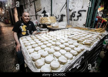 Nablus, Palestina. 15 giugno 2024. Un palestinese vende torte prima del festival musulmano Eid al-Adha a Nablus, a nord della Cisgiordania. (Foto di Nasser Ishtayeh/SOPA Images/Sipa USA) credito: SIPA USA/Alamy Live News Foto Stock