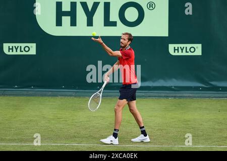 Halle Westf, Westfalen, Deutschland. 15 giugno 2024. Daniil Medvedev serve durante il 31. TERRA WORTMANN OPEN, ATP500 - Mens Tennis (immagine di credito: © Mathias Schulz/ZUMA Press Wire) SOLO PER USO EDITORIALE! Non per USO commerciale! Foto Stock