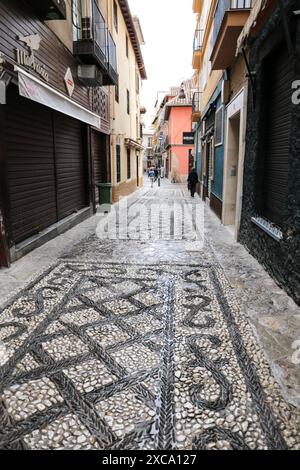 Granada, Andalusia, Spagna - 23 marzo 2023: Strade strette nella città vecchia di Granada Foto Stock