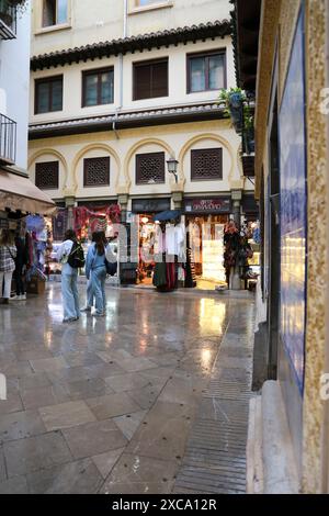 Granada, Andalusia, Spagna - 23 marzo 2023: Strade strette nella città vecchia di Granada Foto Stock