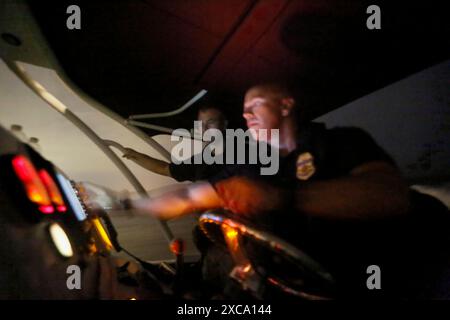 Stati Uniti Delle dogane e della protezione delle frontiere Ufficio di aria e ufficiali di marina di treno sulla barca di tecniche di manipolazione al CBP's National Marine Training Center di sant'Agostino, Florida, Agosto 23, 2016. Il CBP Foto di Glenn Fawcett Foto Stock