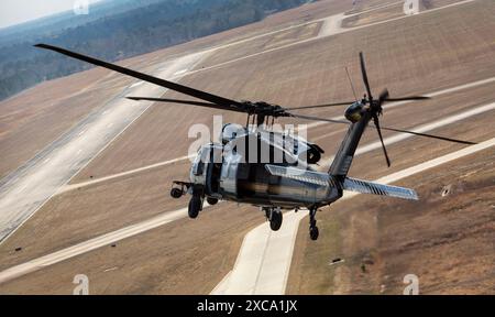 Un UH-60 Black Hawk elicottero di U.S. Delle dogane e della protezione delle frontiere, aria e operazioni marine, ritorna da un volo per Conroe, Texas, 1 febbraio 2017. Unità con aria e marini e le operazioni di ufficio di operazioni sul campo teamed in su con la Civil Air Patrol per mettere in pratica un'aria-aria intercettare utilizzando due AMO UH-60 Black Hawk elicotteri e due C-550 Citation Jet per rintracciare la simulazione di una incursione nel ristretto spazio aereo. Stati Uniti Delle dogane e della protezione delle frontiere Foto di Glenn Fawcett Foto Stock