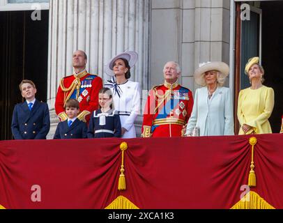 Londra, Regno Unito. 15 giugno 2024. 15 giugno 2024 il Principe e la Principessa di Galles con i loro tre figli Giorgio, Carlotta, e Luigi, Re Carlo, Camilla e Sofia, la duchessa di Edimburgo Trooping the Colour ha segnato il compleanno ufficiale del sovrano britannico per oltre 260 anni. Oltre 1400 soldati in parata, 200 cavalli e 400 musicisti sfilano in una grande dimostrazione di precisione militare, equitazione e fanfara. Le strade erano fiancheggiate da folle che sventolavano bandiere mentre la parata si spostava da Buckingham Palace e giù per il Mall alla Horse Guard's Parade, accanto ai membri della famiglia reale a cavallo Foto Stock