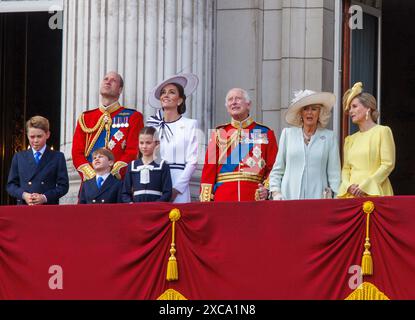 Londra, Regno Unito. 15 giugno 2024. 15 giugno 2024 il Principe e la Principessa oi Wales con i loro tre figli George, Charlotte, e Luigi, Re Carlo, Camilla e Sofia, la duchessa di Edimburgo Trooping the Colour ha segnato il compleanno ufficiale del sovrano britannico per oltre 260 anni. Oltre 1400 soldati in parata, 200 cavalli e 400 musicisti sfilano in una grande dimostrazione di precisione militare, equitazione e fanfara. Le strade erano fiancheggiate da folle che sventolavano bandiere mentre la parata si spostava da Buckingham Palace e giù per il Mall alla Horse Guard's Parade, accanto ai membri della famiglia reale a cavallo Foto Stock