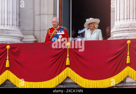 Londra, Regno Unito. 15 giugno 2024. 15 giugno 2024 Re Carlo III e Regina Camilla sul balcone di Buckingham Palace. Trooping the Colour ha segnato il compleanno ufficiale del sovrano britannico per oltre 260 anni. Oltre 1400 soldati in parata, 200 cavalli e 400 musicisti sfilano in una grande dimostrazione di precisione militare, equitazione e fanfara. Crediti: Mark Thomas/Alamy Live News Foto Stock