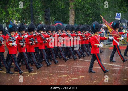 Londra, Regno Unito. 15 giugno 2024. 15 giugno 2024 i Guardsmen marciano in piogge torrenziali sul Mall. Trooping the Colour ha segnato il compleanno ufficiale del sovrano britannico per oltre 260 anni. Oltre 1400 soldati in parata, 200 cavalli e 400 musicisti sfilano in una grande dimostrazione di precisione militare, equitazione e fanfara. Crediti: Mark Thomas/Alamy Live News Foto Stock