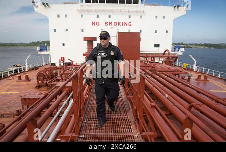 Ufficiali con gli Stati Uniti Delle dogane e della protezione delle frontiere, ufficio di operazioni sul campo, ispezionare navi straniere nel porto di Providence, Rhode Island, 19 giugno 2017. Stati Uniti Delle dogane e della protezione delle frontiere foto di Glenn Fawcett Foto Stock