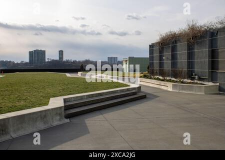 Skateboarder che esegue trick su gradini di cemento Foto Stock