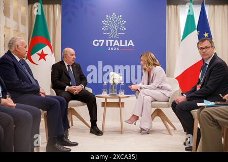 Savelletri di Fasano, Italia. 15 giugno 2024. Il presidente algerino Abdelmadjid Tebboune, ha lasciato, durante un incontro bilaterale con il primo ministro italiano Giorgia Meloni a margine del vertice del G7 presso il resort di Borgo Egnazia, 15 giugno 2024, a Savelletri di Fasano, Italia. Crediti: Presidenza del Consiglio/G7 Italia 2024/Alamy Live News Foto Stock