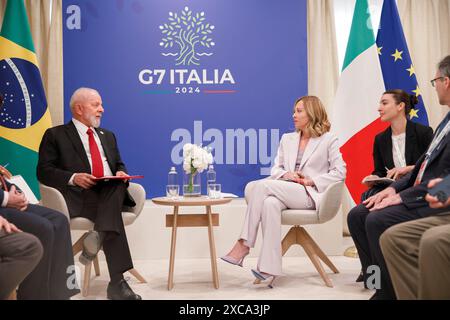 Savelletri di Fasano, Italia. 15 giugno 2024. Il presidente brasiliano Luiz Inacio Lula da Silva, a sinistra, durante un incontro bilaterale con il primo ministro italiano Giorgia Meloni, a destra, a margine del vertice del G7 presso il resort Borgo Egnazia, 15 giugno 2024, a Savelletri di Fasano, Italia. Crediti: Presidenza del Consiglio/G7 Italia 2024/Alamy Live News Foto Stock