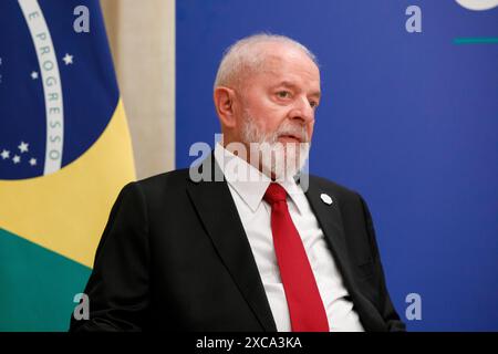 Savelletri di Fasano, Italia. 15 giugno 2024. Il presidente brasiliano Luiz Inacio Lula da Silva ascolta la prima ministro italiana Giorgia Meloni durante un incontro bilaterale a margine del vertice del G7 presso il resort Borgo Egnazia, 15 giugno 2024, a Savelletri di Fasano, Italia. Crediti: Presidenza del Consiglio/G7 Italia 2024/Alamy Live News Foto Stock