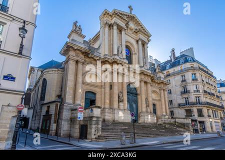 Vista esterna della Chiesa di Saint-Roch, una chiesa cattolica in stile barocco costruita nel XVII secolo nell'VIII arrondissement di Parigi, Francia Foto Stock