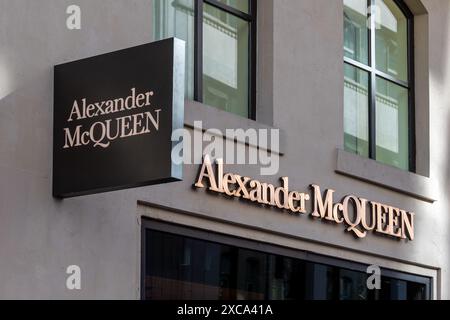 Firma e logo di una boutique Alexander McQueen a Parigi, Francia. Alexander McQueen è una casa di moda specializzata in moda e lusso Foto Stock