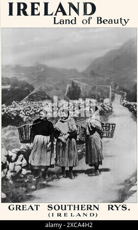 "Ireland, Land of Beauty", Three Women with Turf Baskets on a country Road on the West Coast of Ireland, poster pubblicitario della metà del XX secolo della Great Southern Railways Company of Ireland. Foto Stock