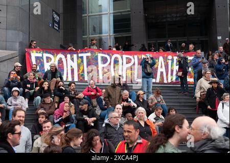Laurent Paillier/le Pictorium - dimostrazione contro l'estrema destra il 15 giugno a Parigi - 15/06/2024 - Francia/Ile-de-France (regione)/Parigi - sabato 15 giugno 2024 si sono svolte manifestazioni contro l'estrema destra in tutta la Francia. A Parigi, una processione partì da Place de la Republique per terminare a Place de la Nation. Questi raduni furono organizzati dagli oppositori dell'estrema destra, compresa la coalizione di sinistra del nuovo fronte Popolare, in vista delle elezioni legislative anticipate. Le richieste comuni includevano l'aumento dei salari, l'abolizione della riforma pensionistica, la lotta alla discriminazione A. Foto Stock
