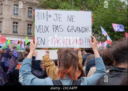 Laurent Paillier/le Pictorium - dimostrazione contro l'estrema destra il 15 giugno a Parigi - 15/06/2024 - Francia/Ile-de-France (regione)/Parigi - sabato 15 giugno 2024 si sono svolte manifestazioni contro l'estrema destra in tutta la Francia. A Parigi, una processione partì da Place de la Republique per terminare a Place de la Nation. Questi raduni furono organizzati dagli oppositori dell'estrema destra, compresa la coalizione di sinistra del nuovo fronte Popolare, in vista delle elezioni legislative anticipate. Le richieste comuni includevano l'aumento dei salari, l'abolizione della riforma pensionistica, la lotta alla discriminazione A. Foto Stock