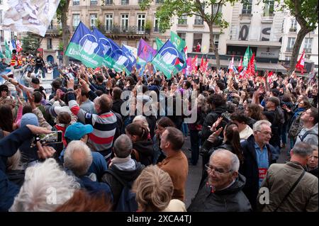 Laurent Paillier/le Pictorium - dimostrazione contro l'estrema destra il 15 giugno a Parigi - 15/06/2024 - Francia/Ile-de-France (regione)/Parigi - sabato 15 giugno 2024 si sono svolte manifestazioni contro l'estrema destra in tutta la Francia. A Parigi, una processione partì da Place de la Republique per terminare a Place de la Nation. Questi raduni furono organizzati dagli oppositori dell'estrema destra, compresa la coalizione di sinistra del nuovo fronte Popolare, in vista delle elezioni legislative anticipate. Le richieste comuni includevano l'aumento dei salari, l'abolizione della riforma pensionistica, la lotta alla discriminazione A. Foto Stock