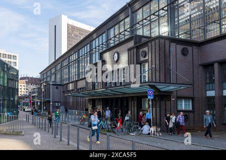 Berlino, Germania - 12 maggio 2024: Ponte ferroviario alla stazione ferroviaria Bahnhof Friedrichstrasse. International Trade Center Berlin in background. Ferrovia di Berlino Foto Stock