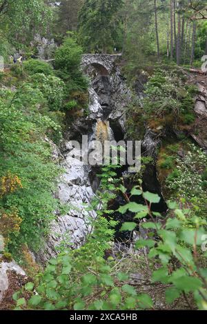 Le cascate di Bruar sono una serie di cascate sull'acqua di Bruar in Scozia. L'umile petizione di Bruar Water al nobile duca di Atholl. Foto Stock