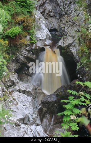 Le cascate di Bruar sono una serie di cascate sull'acqua di Bruar in Scozia. L'umile petizione di Bruar Water al nobile duca di Atholl. Foto Stock